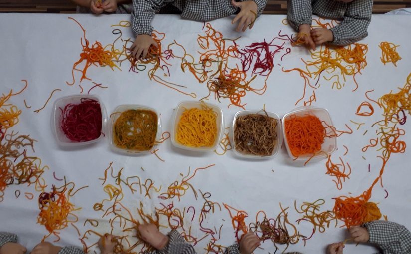 Un arcoiris sensorial hecho de espaguetis